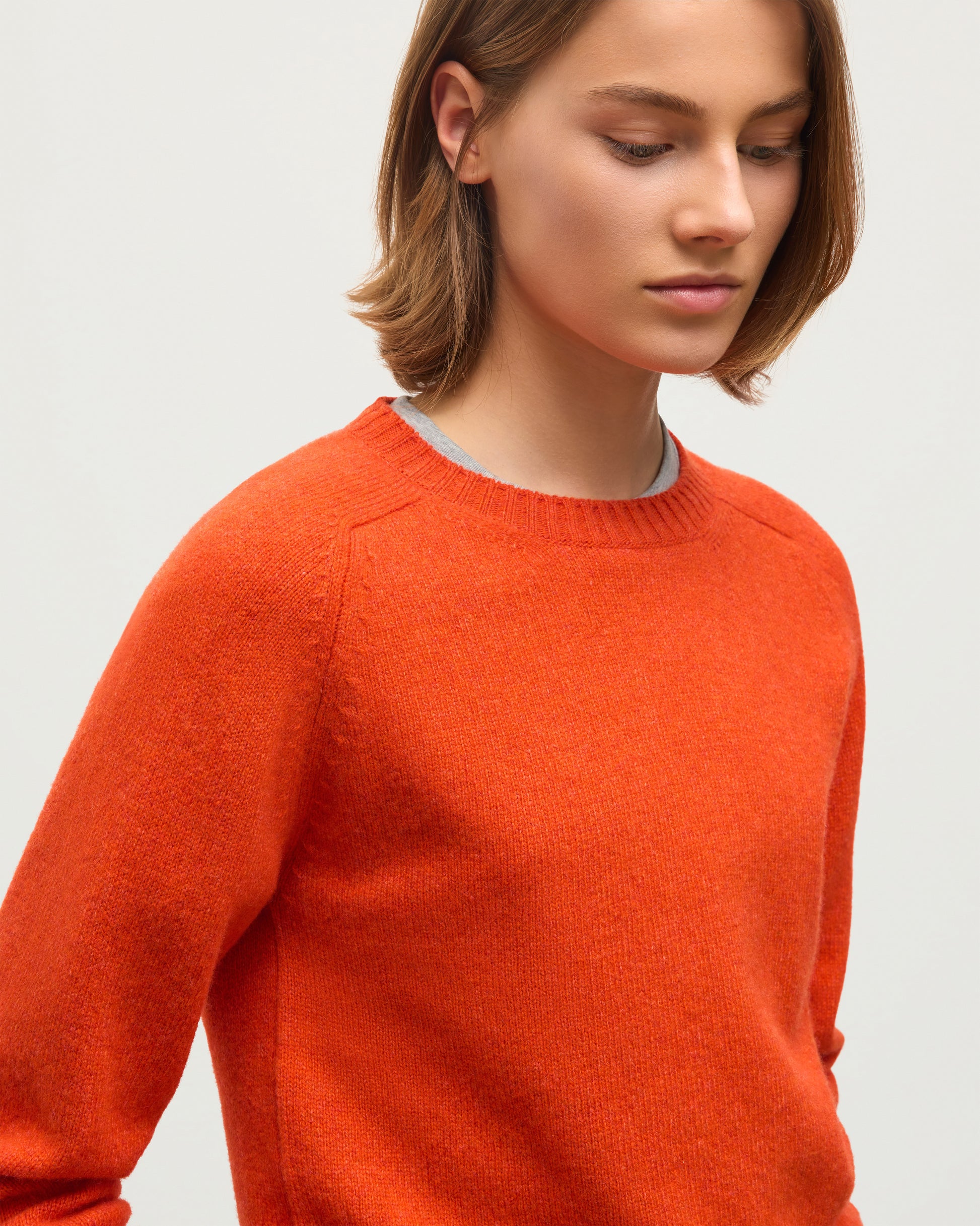 JOHNSTONS OF ELGIN BLYTH CREW SWEATER LAMBSWOOL ROUND NECK SADDLE SHOULDER SWEATER RED 100% LAMBSWOOL KDA00821HE4391