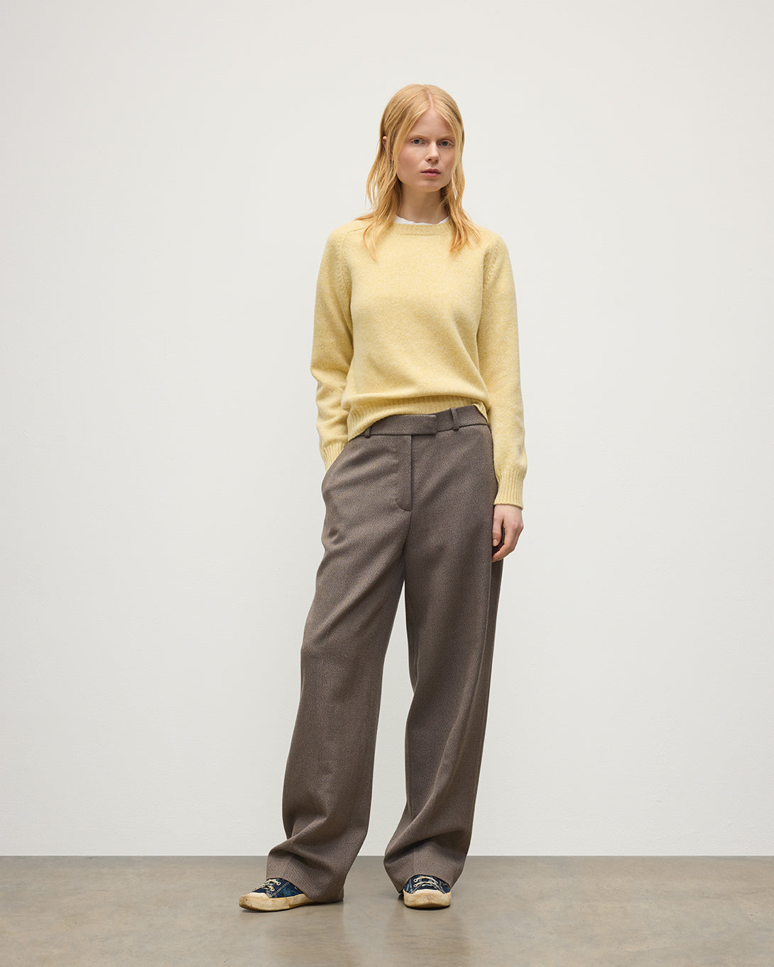 JOHNSTONS OF ELGIN BLYTH CREW SWEATER LAMBSWOOL ROUND NECK SADDLE SHOULDER SWEATER LIGHT YELLOW 100% LAMBSWOOL KDA00821HF0026