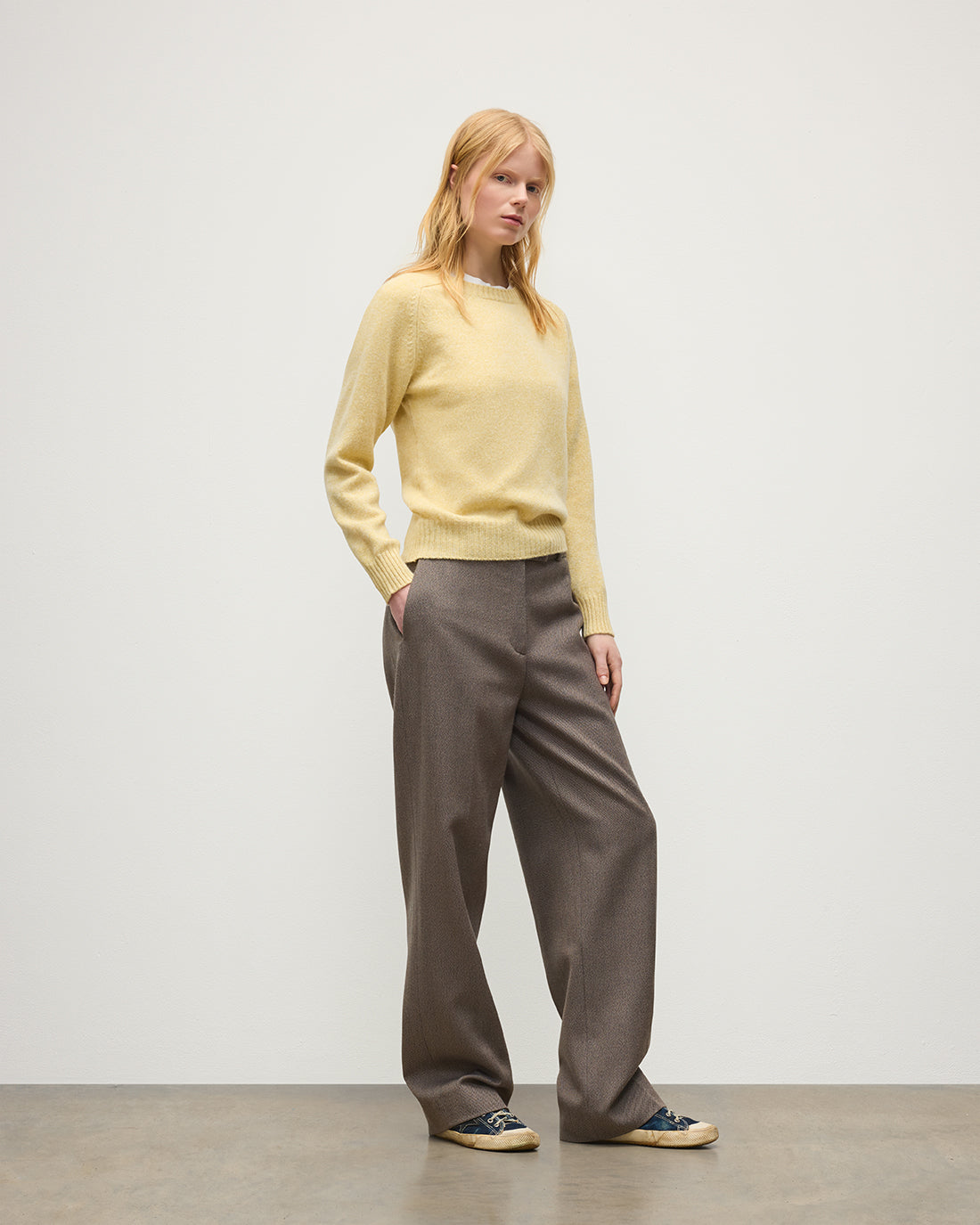 JOHNSTONS OF ELGIN BLYTH CREW SWEATER LAMBSWOOL ROUND NECK SADDLE SHOULDER SWEATER LIGHT YELLOW 100% LAMBSWOOL KDA00821HF0026