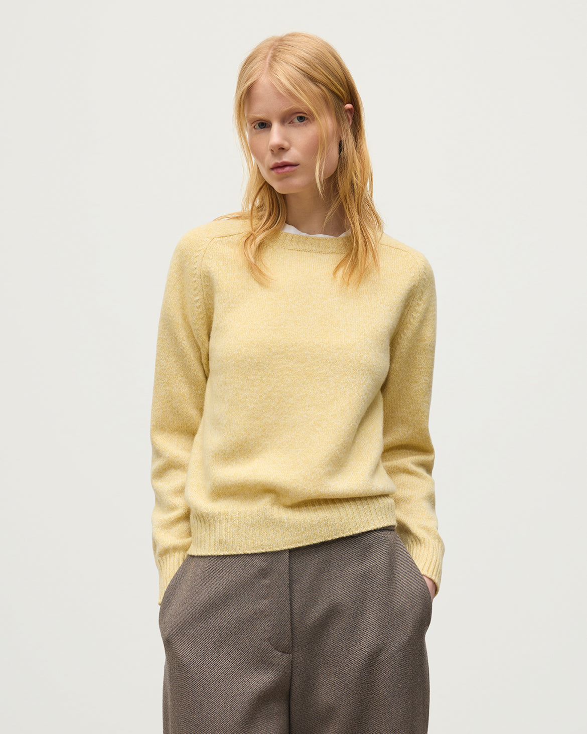 JOHNSTONS OF ELGIN BLYTH CREW SWEATER LAMBSWOOL ROUND NECK SADDLE SHOULDER SWEATER LIGHT YELLOW 100% LAMBSWOOL KDA00821HF0026