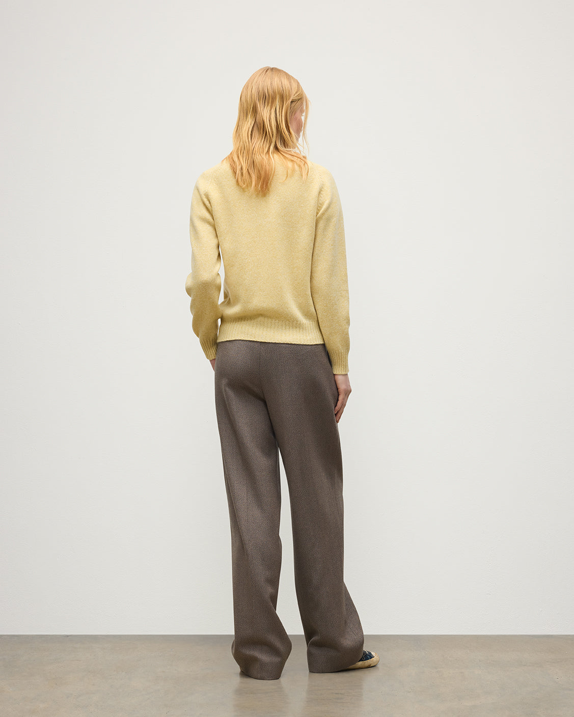 JOHNSTONS OF ELGIN BLYTH CREW SWEATER LAMBSWOOL ROUND NECK SADDLE SHOULDER SWEATER LIGHT YELLOW 100% LAMBSWOOL KDA00821HF0026