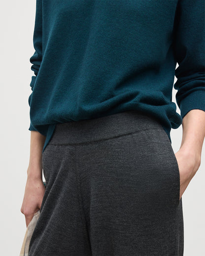 JOHNSTONS OF ELGIN WOMENS INA PANTS GREY 100% MERINO WOOL WITH LUNAN BOTTLE GREEN CASHMERE SWEATER, WITH ORON CASHMERE SCARF KDI00786HA4126