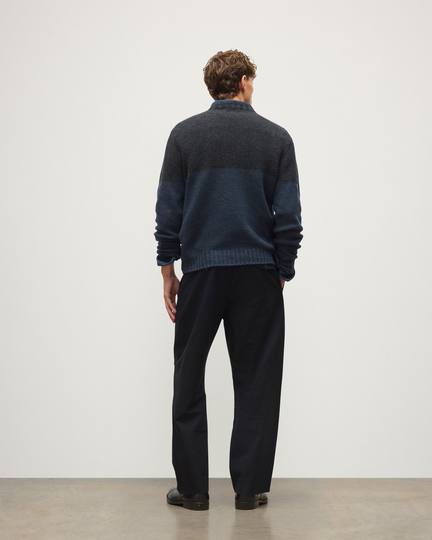 JOHNSTONS OF ELGIN OGILVIE CREW SWEATER LAMBSWOOL COLOURBLOCK CREW NECK SWEATER DARK GREY 100% LAMBSWOOL KDI00816Q26348