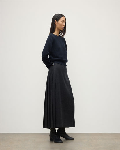MODEL WEARING LE KILT X JOHNSTONS OF ELGIN LONG CHARCOAL KILT IN WOOL AND CASHMERE, WOR WITH DARK GREY CASHMERE SWEATER WITH BLACK BOOTS TB000844RU7750