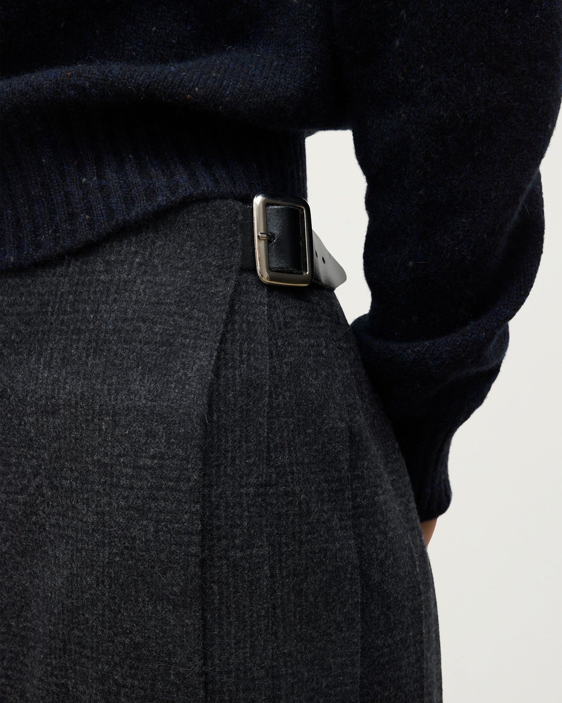 MODEL WEARING LE KILT X JOHNSTONS OF ELGIN LONG CHARCOAL KILT IN WOOL AND CASHMERE TB000844RU7750