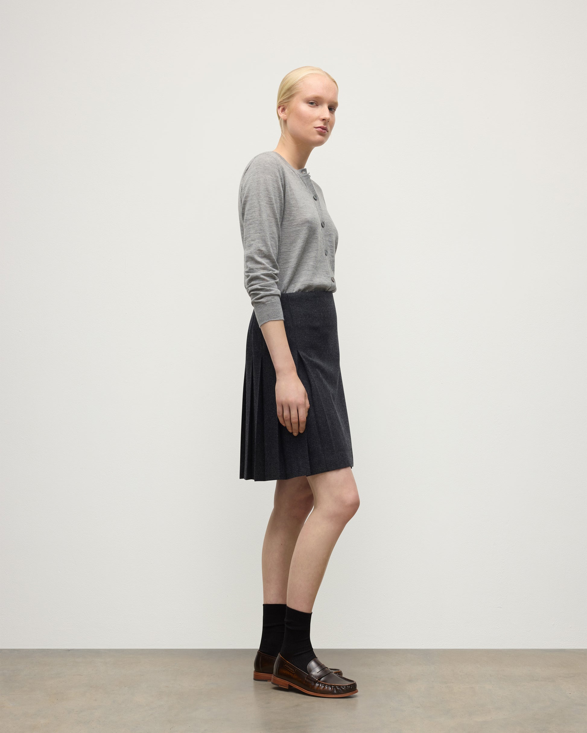 LE KILT X JOHNSTONS OF ELGIN SHIRT CHARCOAL CASHMERE KILT, WIRN WITH HONOR CASHMERE CARDIGAN IN GREY, WITH CASHMERE SOCKS AND LOAFERS TB000845RU7750