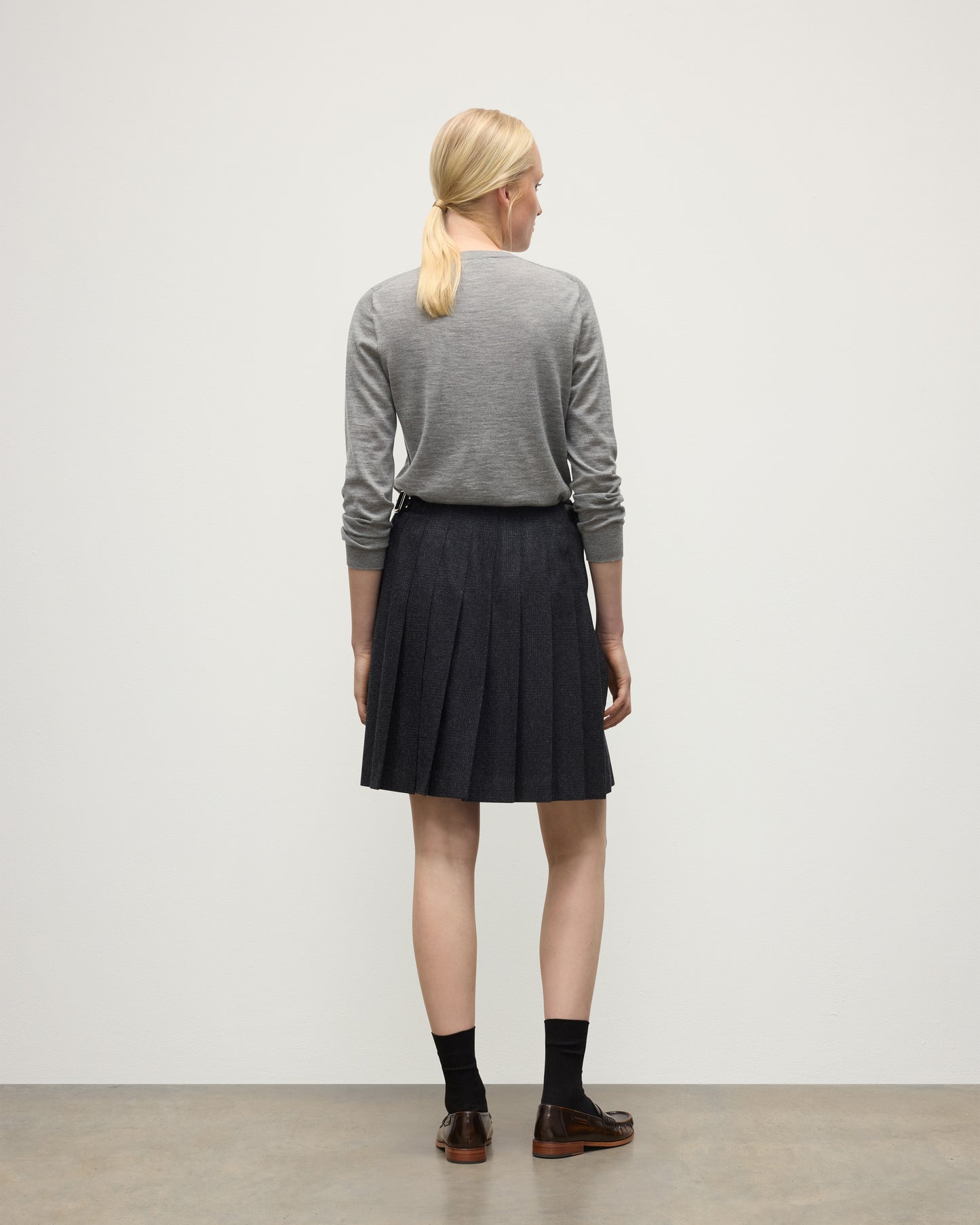LE KILT X JOHNSTONS OF ELGIN SHIRT CHARCOAL CASHMERE KILT, WIRN WITH HONOR CASHMERE CARDIGAN IN GREY, WITH CASHMERE SOCKS AND LOAFERS TB000845RU7750