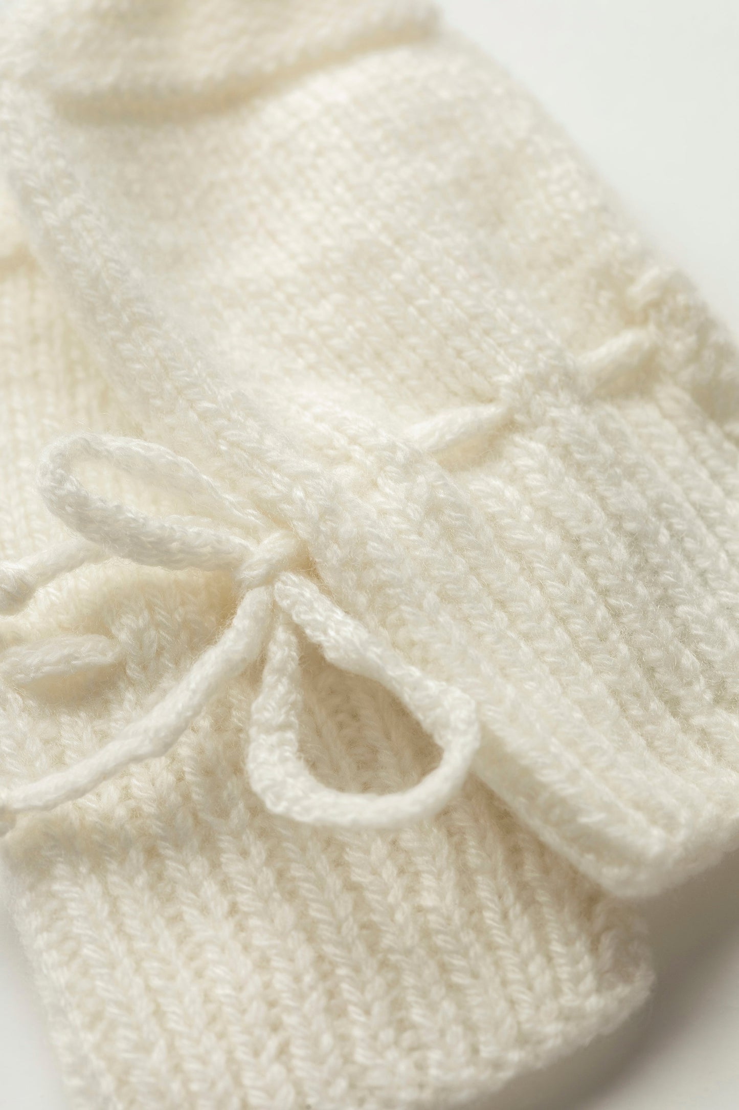 Johnstons of Elgin Hand Knitted Cashmere Baby Mittens in Ecru JA000108SA0132ONE