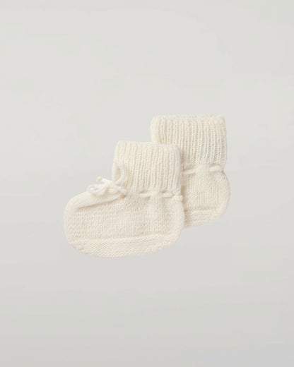 Johnstons of Elgin’s Gift Set includes our Cashmere Pointelle Baby Blanket, Hat, Mittens & Booties in Ecru on a white background AW21GIFTSET18A