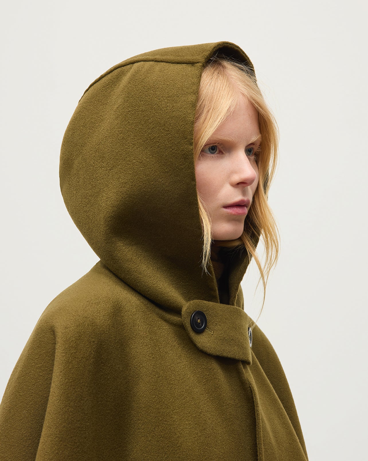 JOHNSTONS OF ELGIN WOMENS HOOLIE DF CM TAILORED HOODED CAPE GREEN 100% CASHMERE WORN WITH JESSIE SWEATER IN HEATHCOT BROWN WITH ALGIE GREEN CASHMERE BEANIE TA000677RU6420ONE