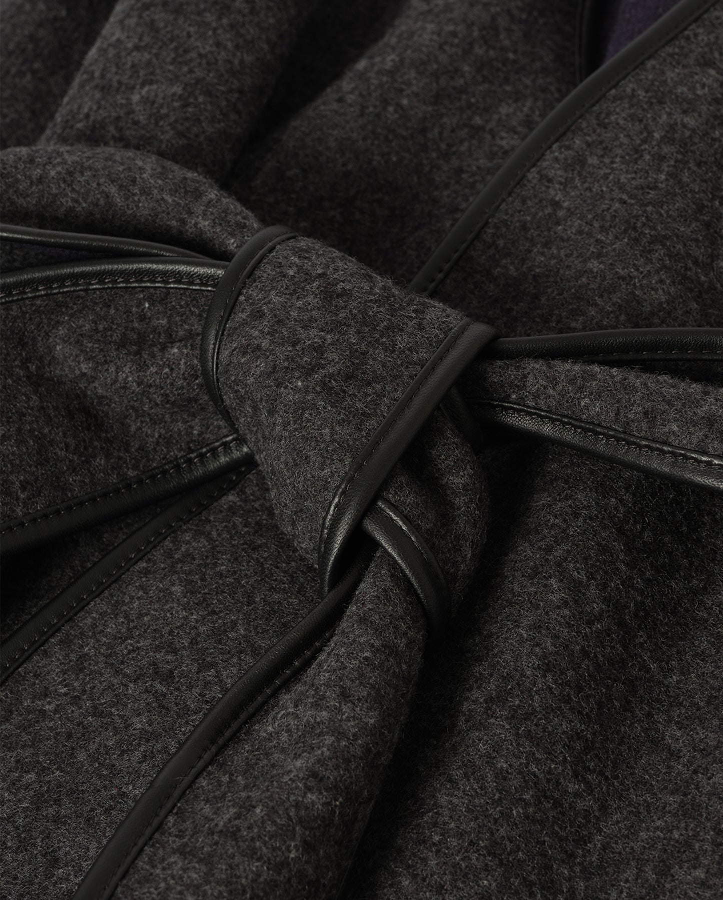 JOHNSTONS OF ELGIN WOMENS BELTED CAPE WITH LEATHER BINDING CHARCOAL & NAVY 90% WOOL, 10% CASHMERE TB000696RU7825ONE