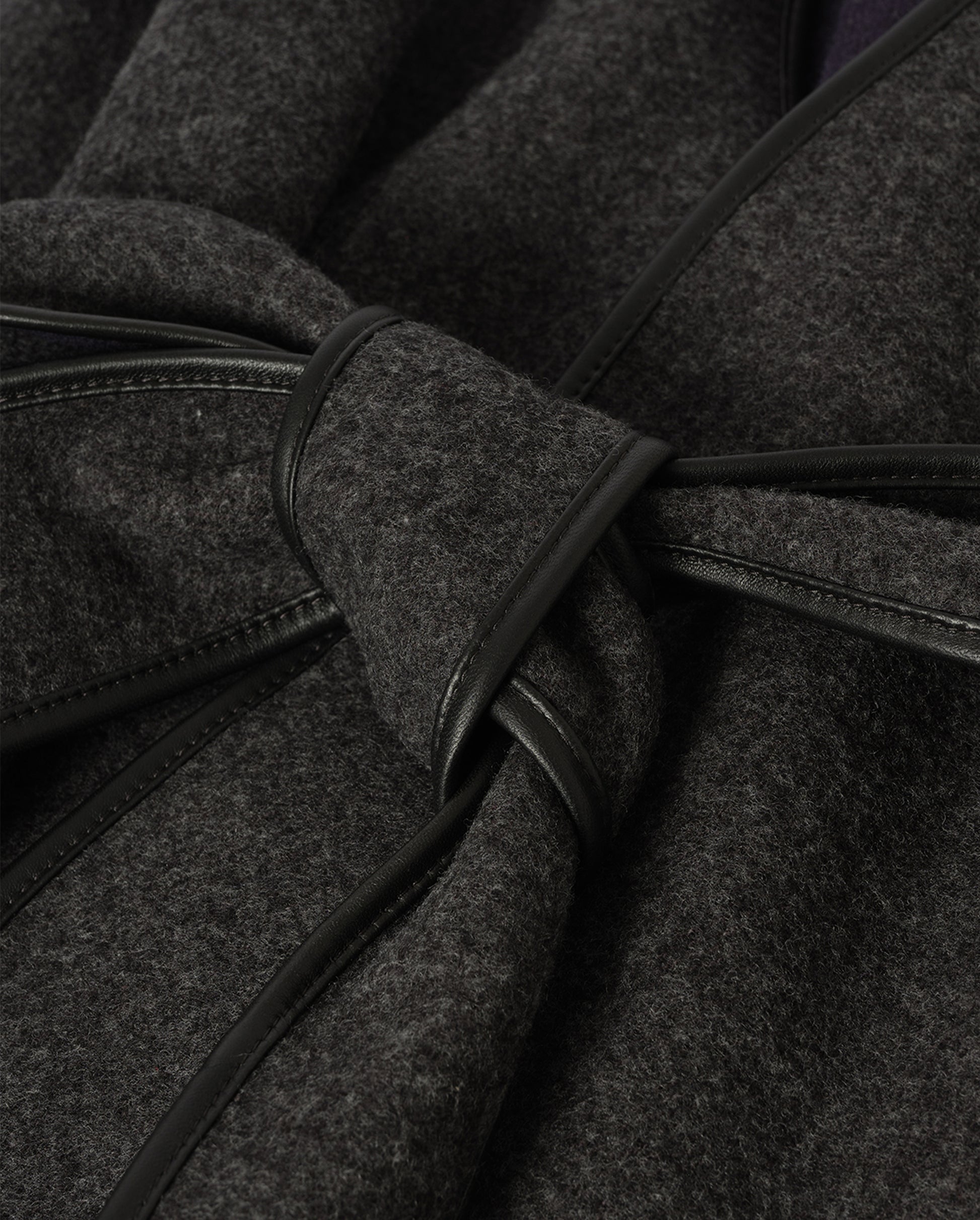JOHNSTONS OF ELGIN WOMENS BELTED CAPE WITH LEATHER BINDING CHARCOAL & NAVY 90% WOOL, 10% CASHMERE TB000696RU7825ONE