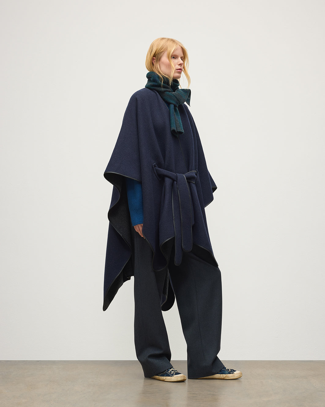 JOHNSTONS OF ELGIN WOMENS BELTED CAPE WITH LEATHER BINDING CHARCOAL & NAVY 90% WOOL, 10% CASHMERE TB000696RU7825ONE