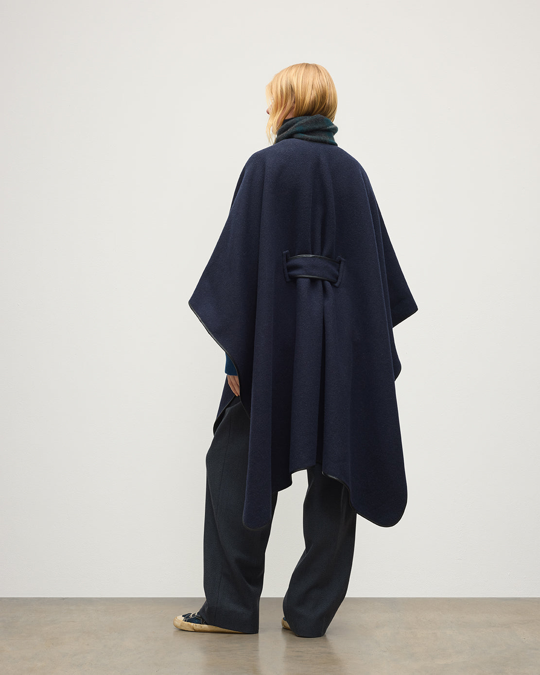 JOHNSTONS OF ELGIN WOMENS BELTED CAPE WITH LEATHER BINDING CHARCOAL & NAVY 90% WOOL, 10% CASHMERE TB000696RU7825ONE