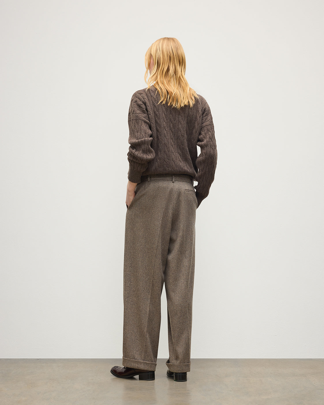 JOHNSTONS OF ELGIN WOMENS MACARA WOOL CM PLEATED TROUSERS 90% WOOL, 10% CASHMERE WORN WITH KYLESKU CABLE CASHMERE SWEATER IN VOLE BROWN TB000858RU7849