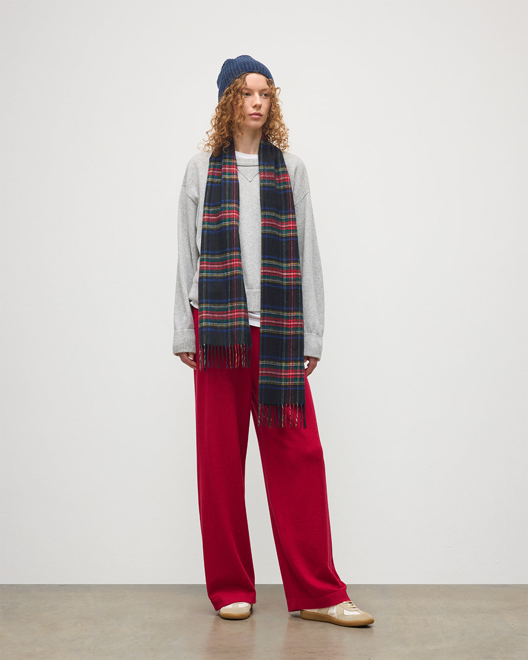 Johnstons of Elgin Tartan Cashmere Scarf in Black Stewart on a white background WA000016KU0324N/A