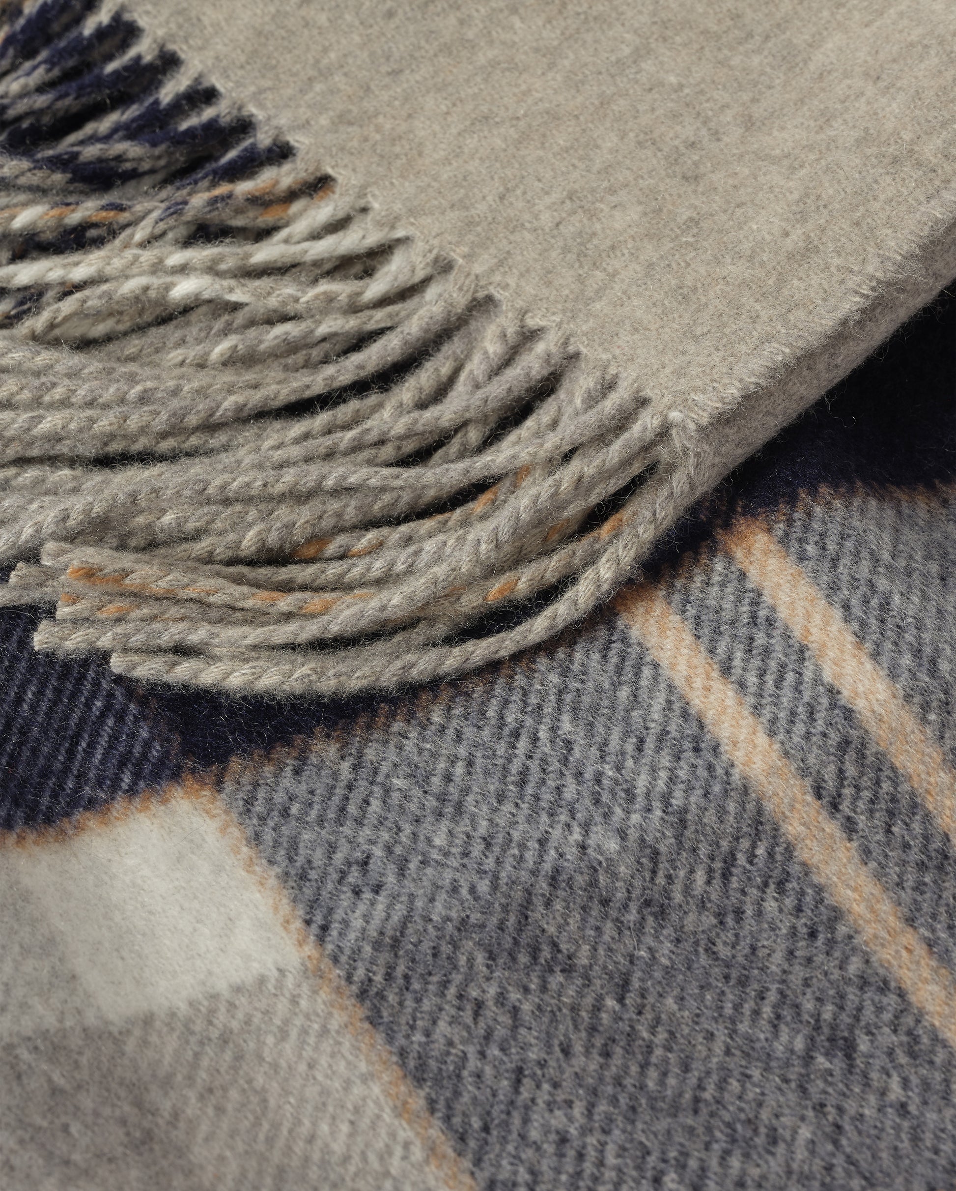 Johnstons of Elgin Silver Bannockbane Reclaimed Cashmere Blanket, Reversible, with fringe finish WA002637RU7822ONE