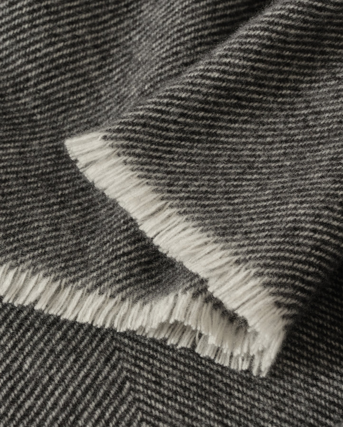 Johnstons of Elgin Mountain Twill Cashmere Blanket in Monochrome WA002639RU7757ONE