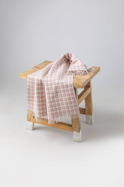 Johnstons of Elgin 2024 Baby Blanket Collection Pink Donegal Cashmere Baby Blanket WA001955RU7541ONE