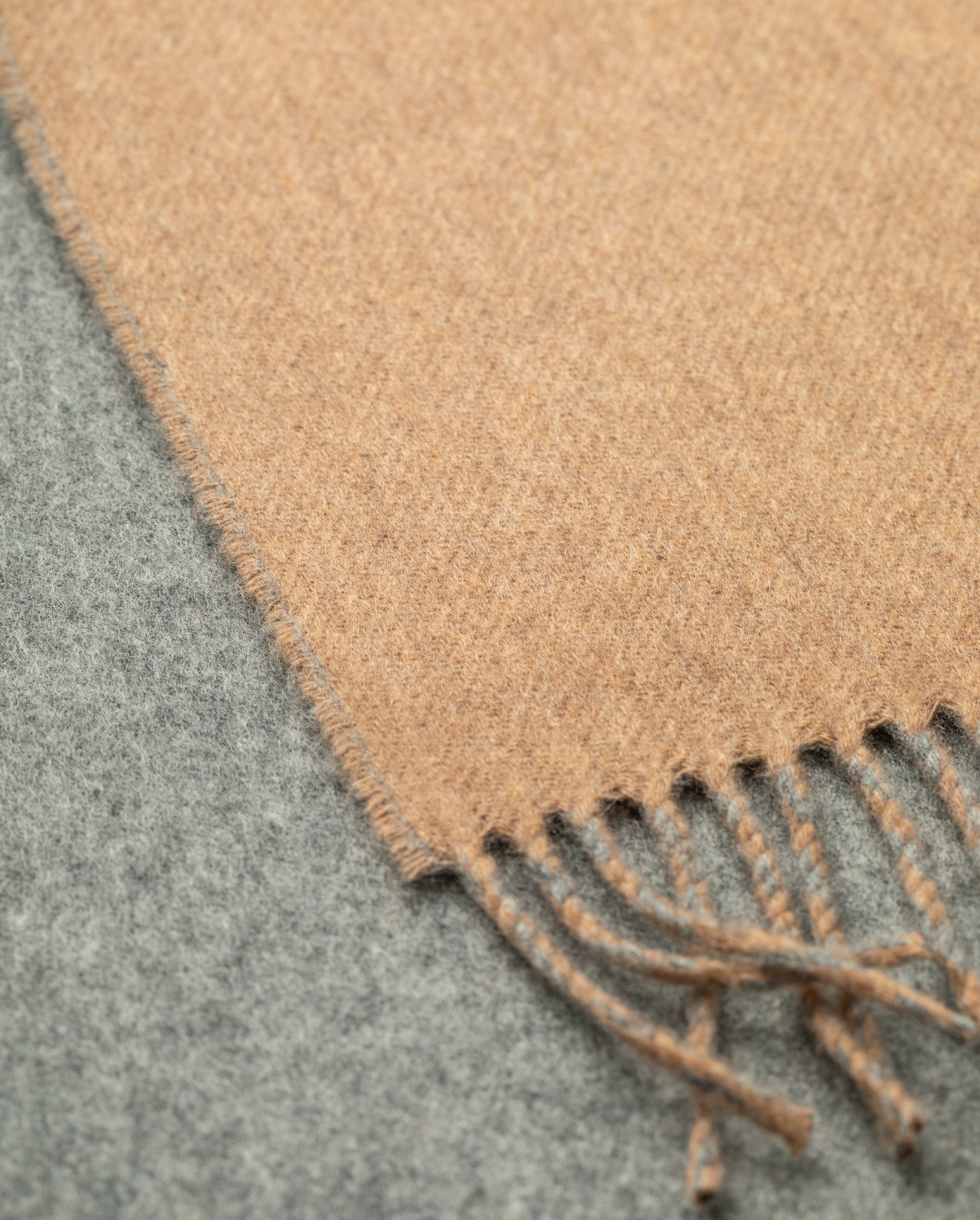 JOHNSTONS OF ELGIN CASHMERE CONTRAST REVERSIBLE SCARF NATURAL & GREY 100% CASHMERE WA000020RU7793ONE