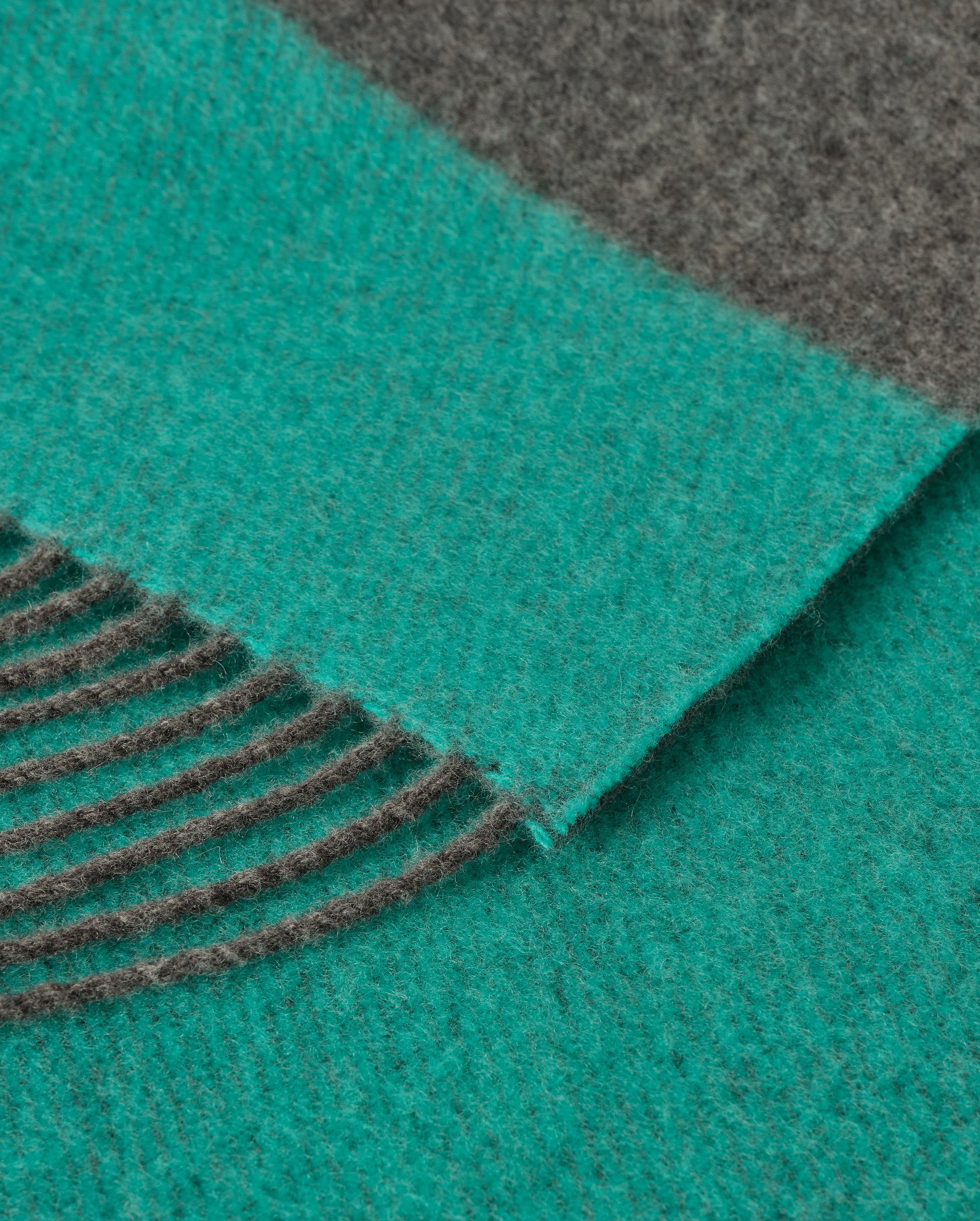 Johnstons of Elgin Green and Grey Stripe Throw 90% Wool 10% Cashmere WB002963RU7814ONE
