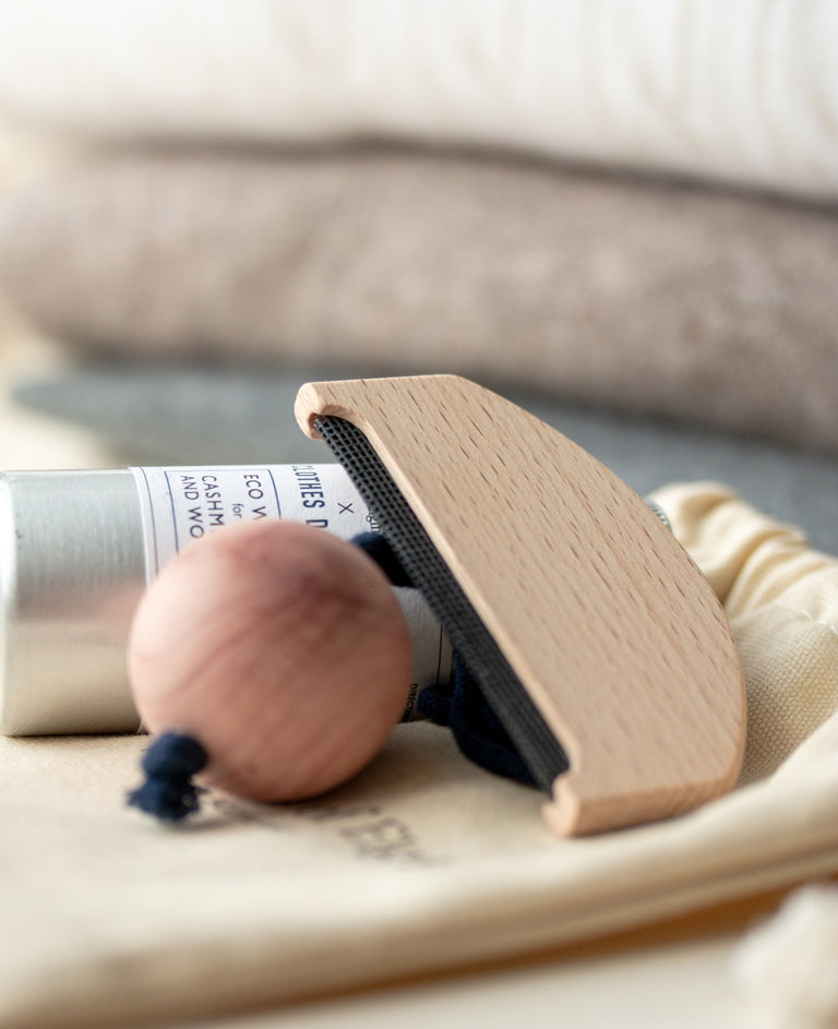 De-pilling comb and cedar wood balls for cashmere care